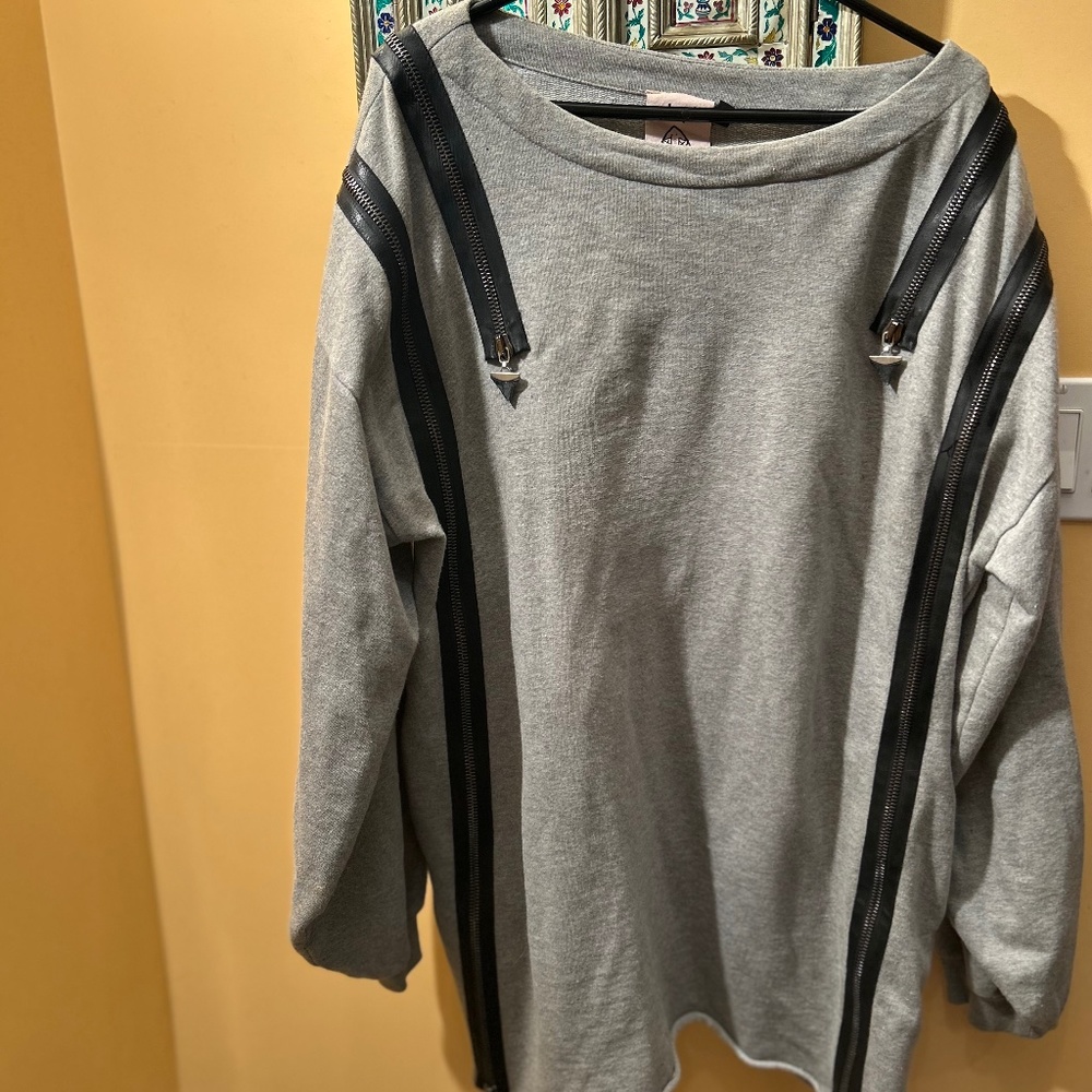 Oversized, grey, sweatshirt/dress with zipper details by Unique.